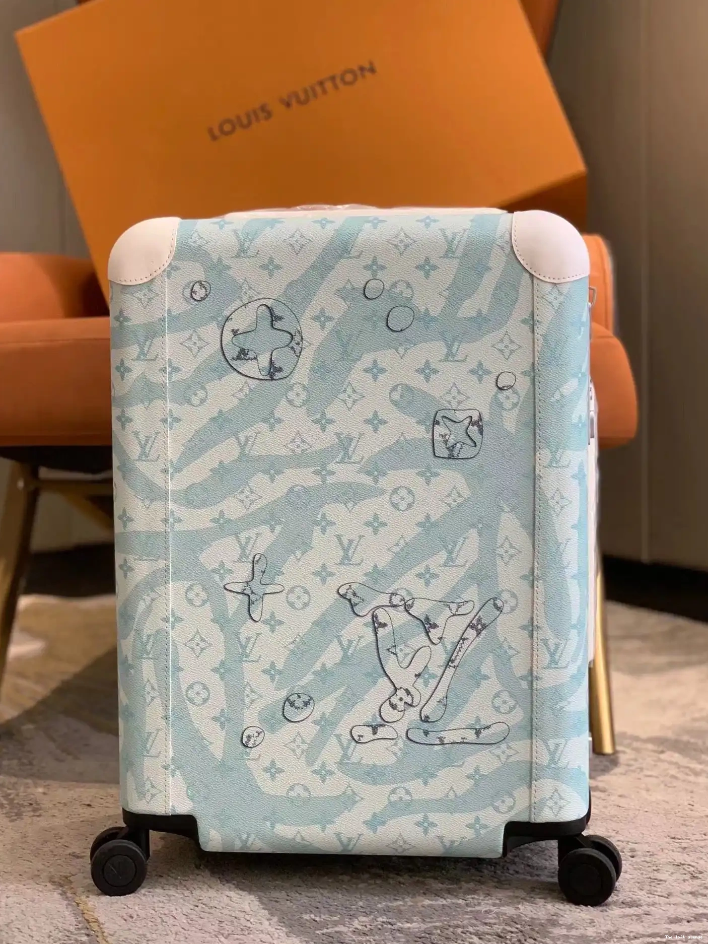 37L AQUAGARDEN 55 SUITCASE HORIZON VERSION) (2024 CUSTOM CABIN 0610